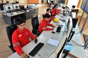 Phòng điều khiển trung tâm Nhà máy điện Nhơn Trạch 2