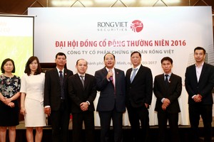 Ban lãnh đạo VDSC ra mắt cổ đông. Ảnh: Lê Toàn.