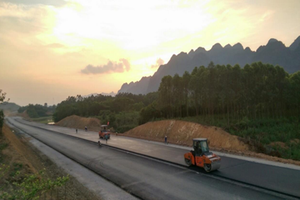 Thi công gói BTN.2-CT tại Km78+775-Km78+905 của Cao tốc Bắc Giang – Lạng Sơn