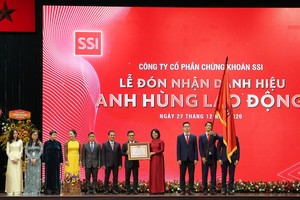 Phó Chủ tịch nước Đặng Thị Ngọc Thịnh trao bằng danh hiệu Anh hùng Lao động thời kỳ đổi mới cho Ban lãnh đạo SSI