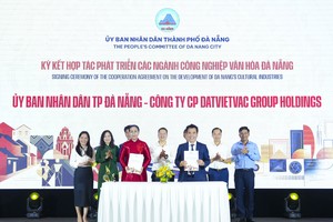 Bà Nguyễn Thị Anh Thi – Thành ủy viên, Phó Chủ tịch UBND thành phố Đà Nẵng và ông Đinh Bá Thành – Chủ tịch sáng lập DatVietVAC ký kết biên bản ghi nhớ