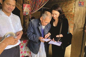 Tiền ủng hộ được trao tận tay bà con vùng lũ