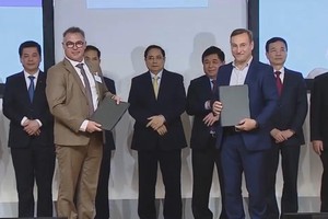 Ông Modolo Jerome đại diện FPT Software tại Pháp (bên trái) cùng đại diện Airbus trao thoả thuận hợp tác dưới sự chứng kiến của Thủ tướng Phạm Minh Chính.