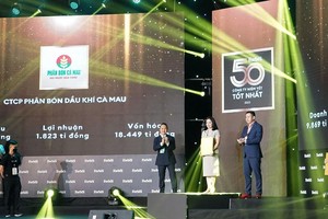 Bà Nguyễn Thị Hiền, Phó tổng giám đốc PVCFC nhận vinh danh của Forbes. PVFC là một trong 3 đại diện tiêu biểu của nhóm Hóa chất – Phân bón đã thuyết phục về năng lực cung ứng chuỗi sản phẩm chất lượng vượt trội.