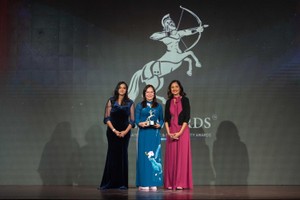 Bà Đào Thúy Hà - Phó tổng giám đốc Kinh doanh & Marketing Traphaco nhận giải thưởng 