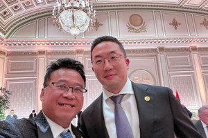 Chủ tịch KBC chụp ảnh lưu niệm cùng Chủ tịch LG Koo Kwang Mo.