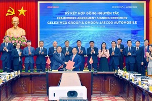 Lãnh đạo Tập đoàn Geleximco và Công ty TNHH Ô tô Omoda & Jaecoo tại buổi lễ ký kết hợp đồng nguyên tắc.