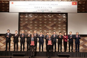 Thủ tướng Chính phủ Phạm Minh Chính và lãnh đạo 2 bên chứng kiến lễ trao thỏa thuận, biên bản ghi nhớ hợp tác giữa doanh nghiệp Việt Nam và Nhật Bản