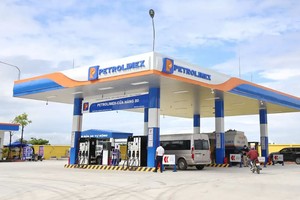 Giá xăng dầu giảm sâu, tác động đến ngành nào?