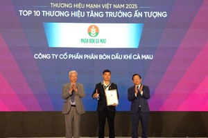 Đại diện PVCFC nhận danh hiệu top 10 thương hiệu tăng trưởng ấn tượng 2025. 