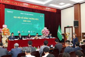 Cổ đông trao đổi tại đại hội 