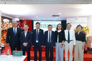 Ông Hoàng Tuyên (thứ ba từ trái sang) chuyển giao ghế Chủ tịch TNH cho bà Thuỳ Giang (thứ ba từ phải sang).