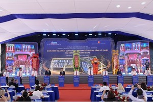 Các đại biểu thực hiện nghi thức khởi công