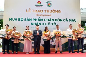 Ông Nguyễn Thanh Tùng, Tổng Giám Đốc PVCFC trao giải xe tải Hyundai 3,5 tấn cho các đại lý