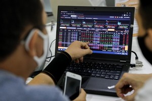 Sự khởi sắc của thị trường chứng khoán giúp nhóm cổ phiếu chứng khoán hấp dẫn nhà đầu tư.