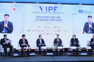 Các diễn giả trao đổi, chia sẻ tại phiên thảo luận 1. Ảnh: Lê Toàn.