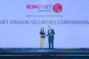 Bà Nguyễn Ngọc Vân Phương - Giám đốc Điều hành Khối Hỗ trợ kiêm Giám đốc Nhân sự đại diện Rồng Việt nhận cúp “Harmonica” từ Ban tổ chức