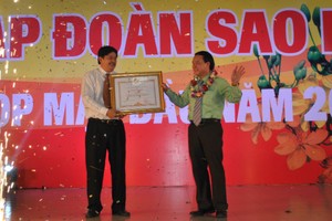 Ông Hồ Việt Hiệp, Phó CT UBND tỉnh An Giang (trái) thừa ủy nhiệm của Thủ tướng Chính phủ trao bằng khen cho ông Lê Thanh Thuấn, Chủ tịch ASM