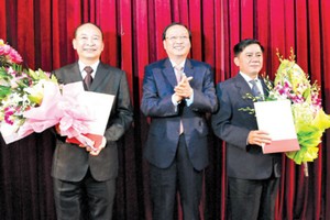 Ông Tô Huy Rứa trao Quyết định của Bộ Chính trị và chúc mừng các ông Trần Cẩm Tú, Phó Chủ nhiệm Ủy ban Kiểm tra TW; Phạm Văn Sinh, Bí thư Tỉnh ủy, Chủ tịch HÐND tỉnh Thái Bình