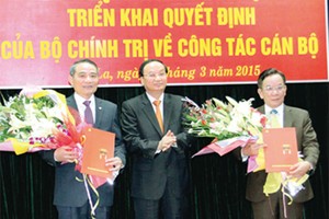 Đồng chí Tô Huy Rứa trao Quyết định và tặng hoa chúc mừng đồng chí Trương Quang Nghĩa và đồng chí Hoàng Văn Chất. Ảnh Báo Sơn La