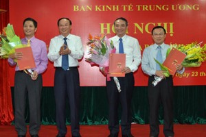 Ông Tô Huy Rứa trao Quyết định bổ nhiệm Phó Trưởng Ban Kinh tế TƯ cho các ông Trương Quang Nghĩa (thứ hai từ phải sang), Trần Văn Hiếu (ngoài cùng bên phải) và Trần Tuấn Anh (ngoài cùng bên trái). Ảnh: VGP