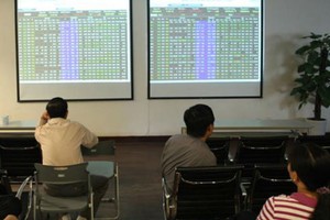 PXT tạm ngừng giao dịch, ATA và NKG “kẻ vào, người ra”