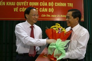 Trưởng ban Tổ chức Trung ương Tô Huy Rứa trao quyết định của Bộ chính trị cho ông Võ Minh Chiến 