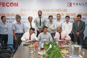 Ông Phạm Việt Khoa - Chủ tịch HĐQT FECON và ông Sultan Ali Lashed Lootah - Chủ tịch Quỹ đầu tư VAULT cùng ký kết thoả thuận hợp tác vừa ký kết dưới sự chứng kiến của Đại sứ đặc mệnh toàn quyền Việt Nam tại UAE Phạm Bình Đàm