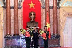 Chủ tịch nước trao Quyết định thăng quân hàm từ Thượng tướng lên Đại tướng cho đồng chí Ngô Xuân Lịch và đồng chí Đỗ Bá Tỵ. Ảnh: Chinhphu.vn