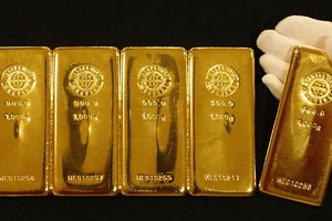 Vàng quanh quẩn mức cao khi “ngòi nổ” cháy dần đến Crimea