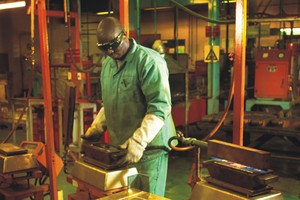 Lực đẩy “Ác-si-mét” giúp vàng không chìm sâu dưới 1.300 USD/ounce