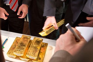 Dân Nhật đổ xô đi mua vàng