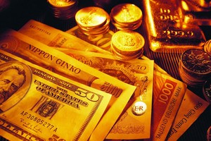 Vàng đi ngang, USD bất ngờ xuống thấp nhất 3 tháng