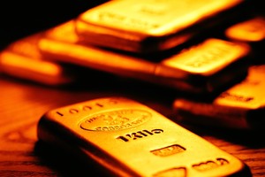 Vàng giảm, USD tự do tăng nhẹ