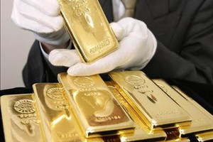 Vàng vẫn giảm và USD vẫn tăng