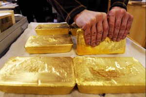 Cổ phiếu tăng khiến vàng… nhụt giá