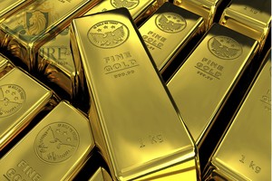 Vàng tăng nhẹ, USD vọt tăng trở lại