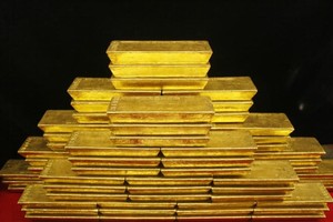 Vàng giảm nhẹ, USD giảm mạnh