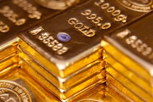 Vàng tuần 11-15/8: “Ngốc mới bán ra”