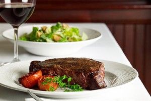 Ủng hộ Putin, dân Nga vui vẻ nhịn đồ Tây