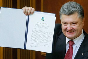Ông Petro Poroshenko, Tổng thống thân phương Tây của Ukraine, trưng ra bản Hiệp định EU - Ukraine.