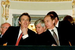 Thủ tướng Anh Tony Blair và Tổng thống Nga Vladimir Putin cùng xem nhạc kịch "Chiến tranh và Hòa bình" tại nhà hát Mariinsky ở St. Petersburg năm 2000