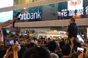 Nhiều văn phòng của các tập đoàn tài chính đa quốc gia tại Hồng Kông đã phải tạm ngừng hoạt động khi biểu tình diễn ra hàng tuần nơi đây.