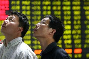 Hoạt động sản xuất tại các nhà máy châu Á suy giảm do cung, cầu yếu hơn