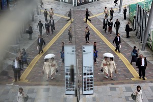 Nhật Bản cuống cuồng tìm cách vượt qua cơn suy thoái