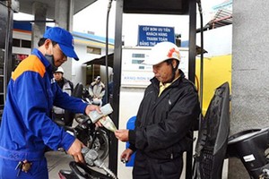 Giá xăng giảm 961 đồng/lít, xuống 13.750 đồng/lít, thấp nhất 7 năm 