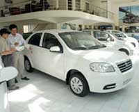 Ô tô lắp ráp trong nước bày bán tại một cửa hàng ở TP.HCM