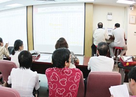 Thị trường Việt Nam cũng cần có những hỗ trợ tốt hơn cho nhà đầu tư trong việc tiếp nhận và xử lý thông tin.