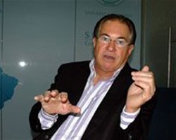 Ông Jay H. Shidler tại văn phòng trường Đại học Hawaii tại TPHCM ngày 18-7
