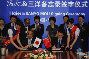 Ông LIANG Haishan, Phó Chủ tịch cấp cao của Tập đoàn Haier (ngồi, bên phải), và ông Mitsuru HOMMA, Phó Chủ tịch của SANYO Electric Co. Ltd (ngồi bên trái), ký MOU tại Thanh Đảo, Sơn Đông, Trung Quốc n